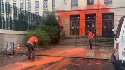 Réforme des retraites : des militants repeignent la préfecture en orange à Nantes