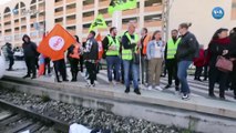 Fransa’da Protestocular Macron Kuklasıyla Tren Yolunu Kapattı