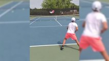 El búlgaro de 12 años, Teodor Davidov, y su curiosa manera de jugar al tenis