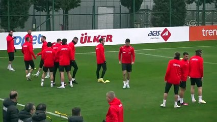 Video herunterladen: A Milli Futbol Takımı Ermenistan ve Hırvatistan maçı hazırlıklarını sürdürdü