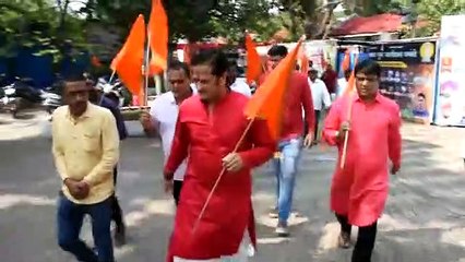 ध्वज, रामायण,हनुमान चालीसा की पुस्तक विधायक ने किया वितरण