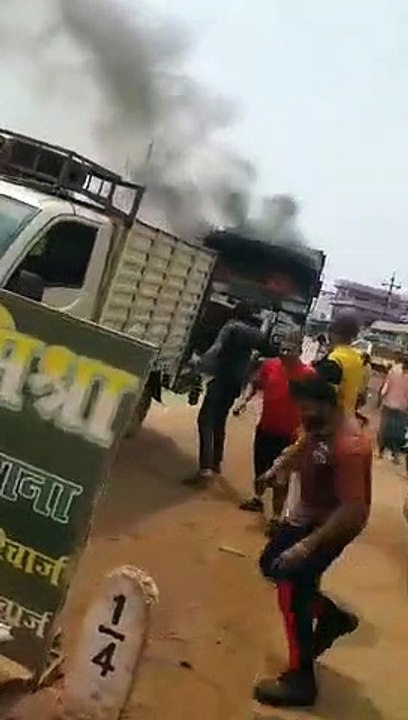 Watch video : चलती हाईवा में लगी आग, ड्राइवर चलती गाड़ी से कूदकर बचाई जान