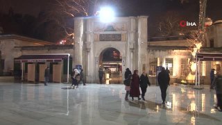 Vatandaşlar ilk teravih namazı için Eyüp Sultan Camii'ne akın etti