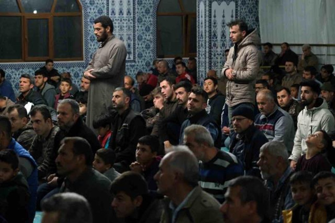 Deprem bölgesi Hatay'da ilk teravih namazı kılındı