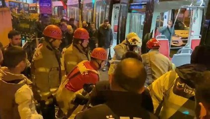 TRAMVAY İLE PERON ARASINA YOLCU SIKIŞTI, SEFERLER DURDU-2