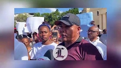 DESALOJADOS DE LA AVENIDA ECOLÓGICA PROTESTAN FRENTE AL PALACIO NACIONAL