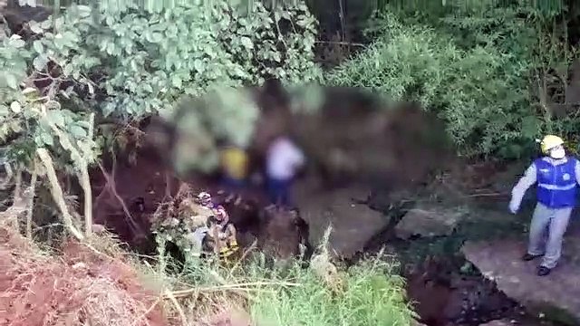 Fiat Strada bate em carreta, capota e cai em ribanceira na BR-467 em Cascavel