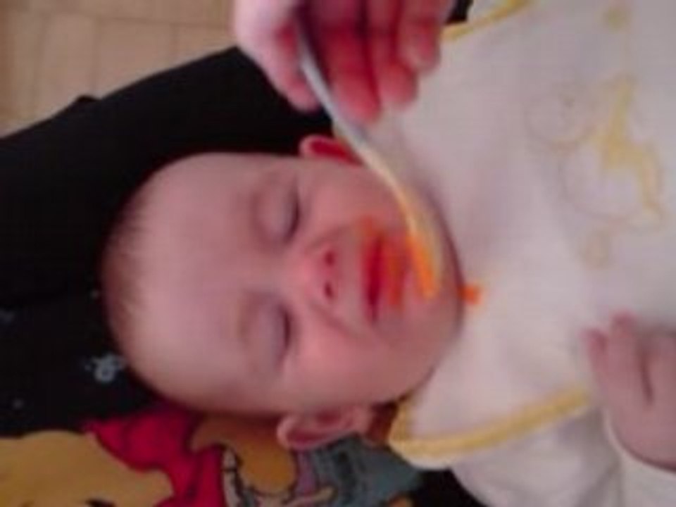 1er cuillere de kylian a 6 mois et 1 semaines