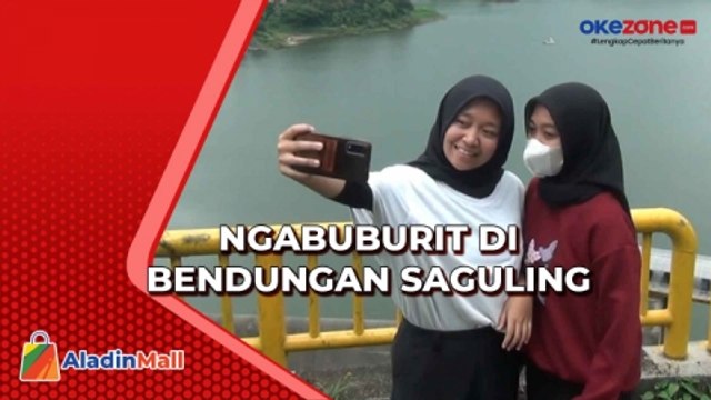 Ngabuburit Bersama Monyet Ekor Panjang di Bandung Barat