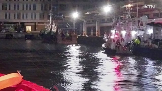 부산 감천항에서 일가족 탄 SUV 추락...50대 부부 숨져 / YTN