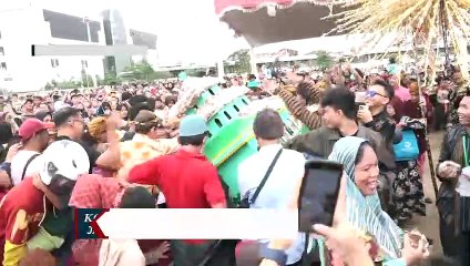 Dugderan, Warga Kota Semarang Berebut Kue Ganjel Rel
