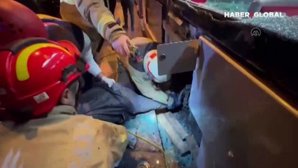 Dehşet anları: Cevizlibağ'da tramvay böyle çarptı, altından zor çıkarıldı!