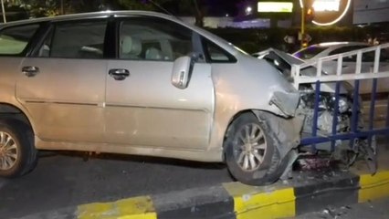 BRTS पर भीषण सड़क हादसा, अनियंत्रित कार डिवाइडर में जा घुसी