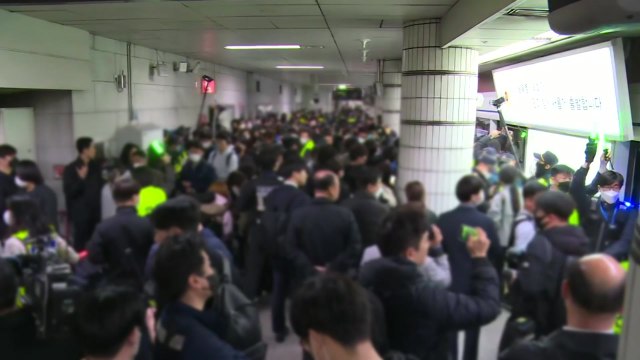 전장연 서울지하철 1호선 출근길 탑승 시위 재개 / YTN