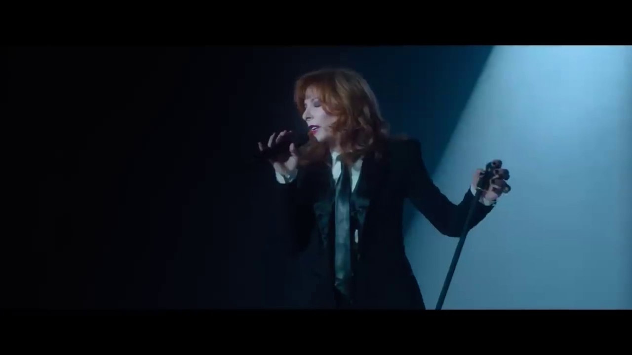 Clip officiel de L'Emprise, interprété par Mylène Farmer, pour la bande originale du film «Donjons et Dragons»