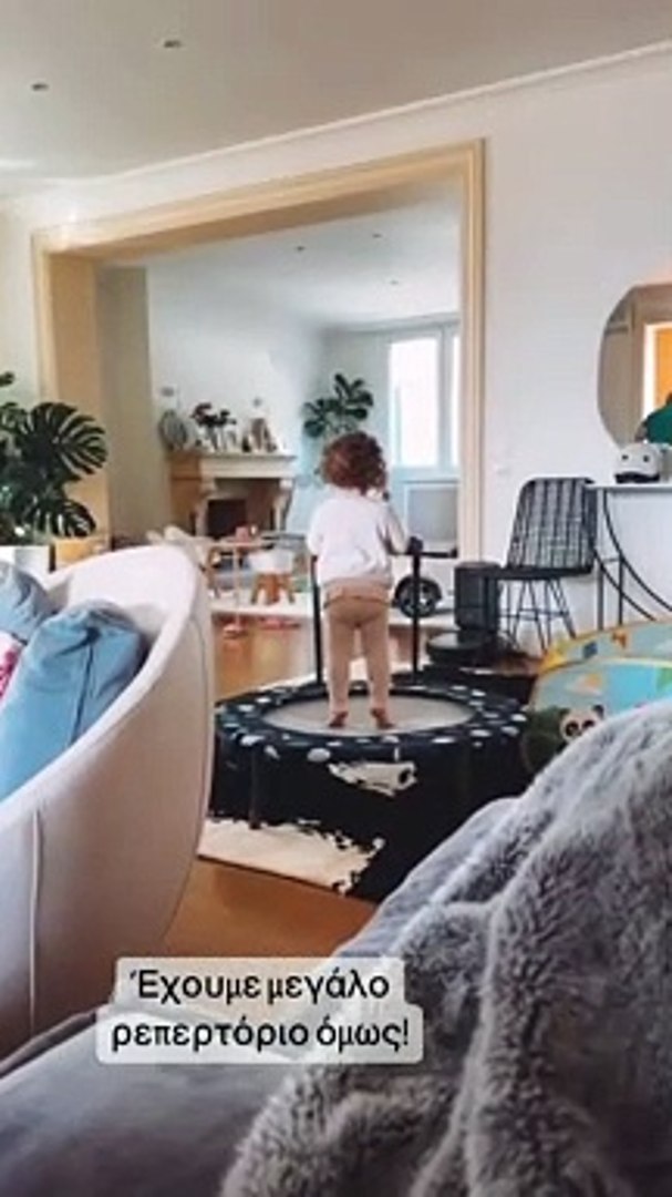 Χριστίνα Μπόμπα: Το σπίτι της είναι ένας μεγάλος παιδότοπος! Έχει ακόμη  και… τραμπολίνο! - video Dailymotion