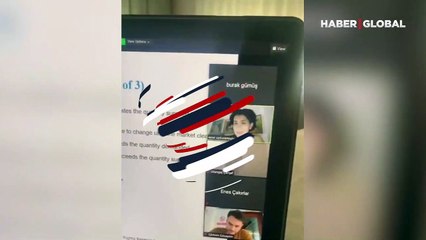 Uzaktan eğitimdeki o anlar sosyal medyanın gündemine oturdu... "Utangaç çarşaf"