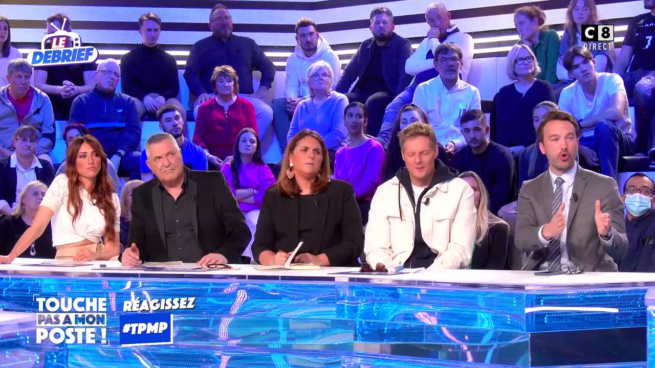 Cyril Hanouna s'en prend à "Charlie Hebdo" dans "TPMP" après la dernière Une où l'on voit une caricature d'Emmanuel Macron tomber d'une guillotine: "Ca vous fait marrer ?" - Regardez