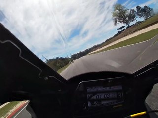 Une ambulance traverse la piste pendant une course de motos