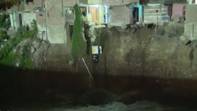 Soccorritore in azione viene colpito dalla caduta di un frigo