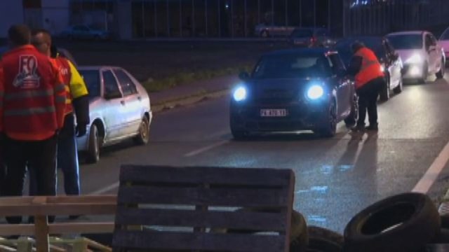 Riforma pensioni, manifestanti bloccano strada nel nord Francia