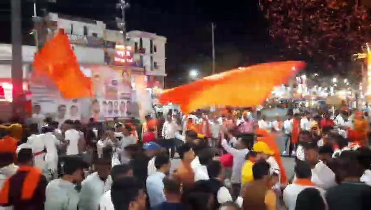 फहराया 121 फीट ऊंचा केसरिया ध्वज, भगवामय हुई सं...