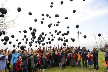 Depremde hayatını kaybedenler anısına siyah balon uçurdular