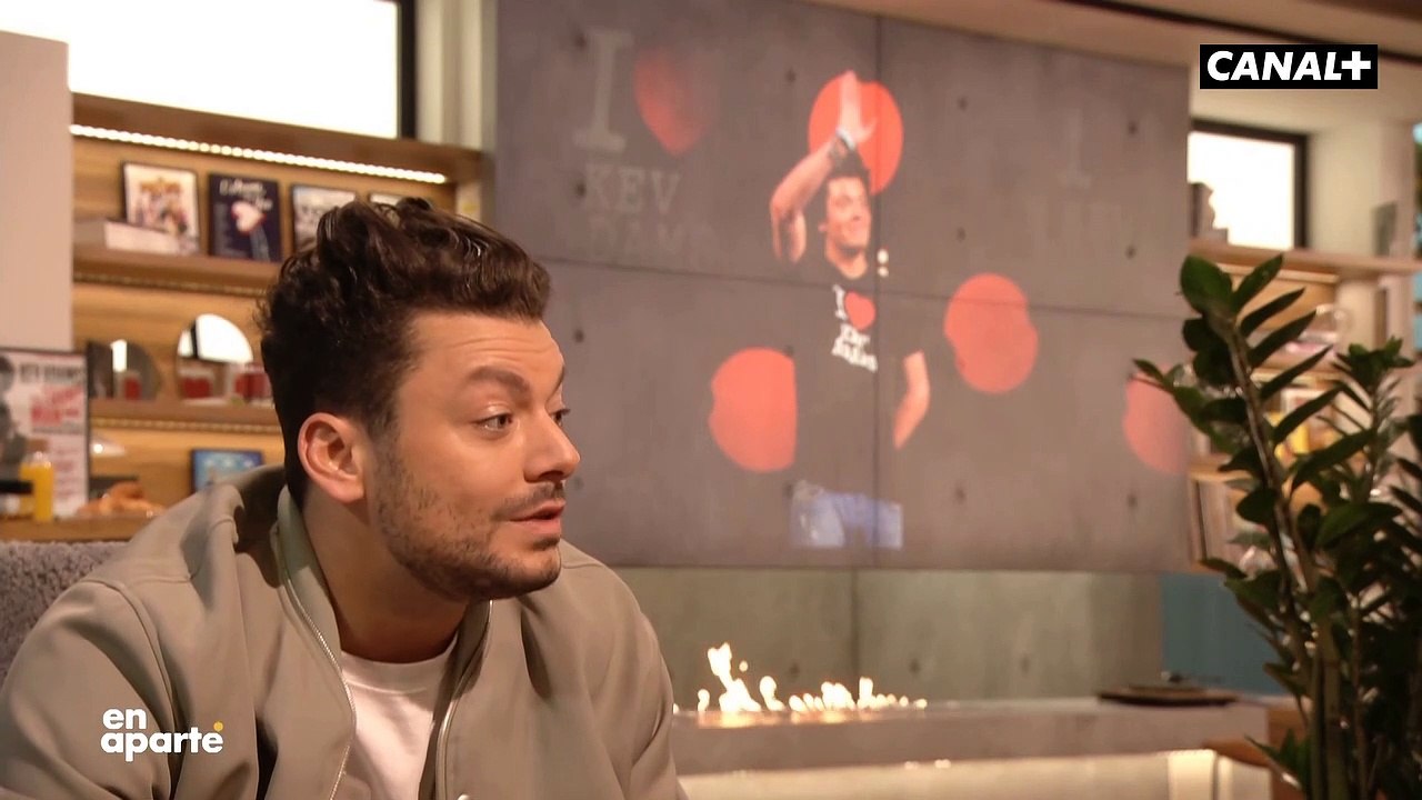 L'humoriste Kev Adams explique dans "En Aparté" sur Canal Plus pourquoi il a changé son nom: "J'avais envie de pouvoir être n'importe qui !" - Regardez