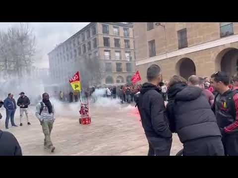 Reforme des retraites : fumigènes et pétards avant le départ de la manifestation à Marseille