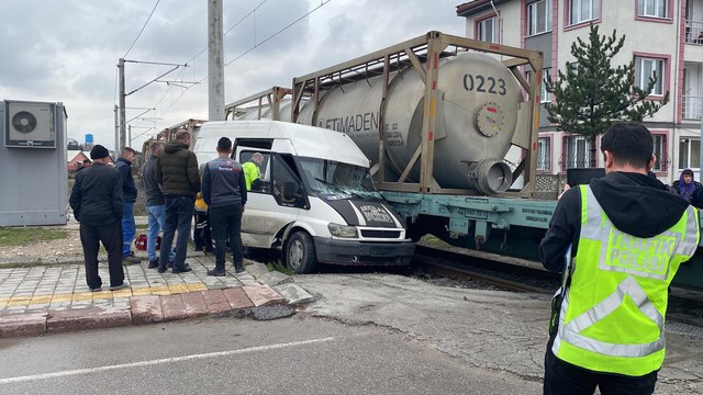 Yük treni, hemzemin geçitte minibüse çarptı