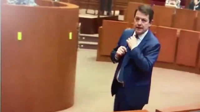 Momento en el que el presidente de la Junta de Castilla y León, Alfonso Fernández Mañueco, hace una peineta a una parlamentaria del PSOE