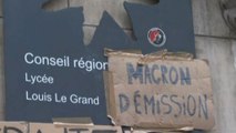Riforma pensioni, studenti bloccano ingresso in liceo a Parigi