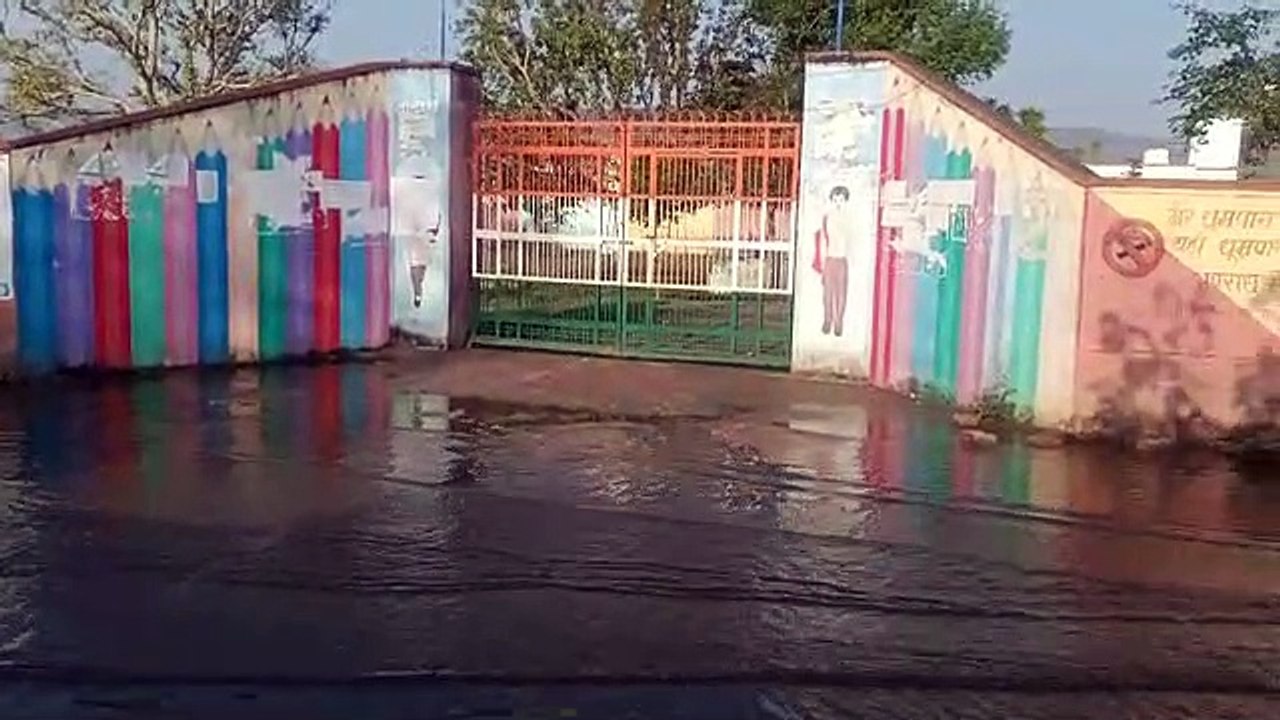 बोर्ड परीक्षा केंद्र पृथ्वीपुरा के सामने गंदा प...