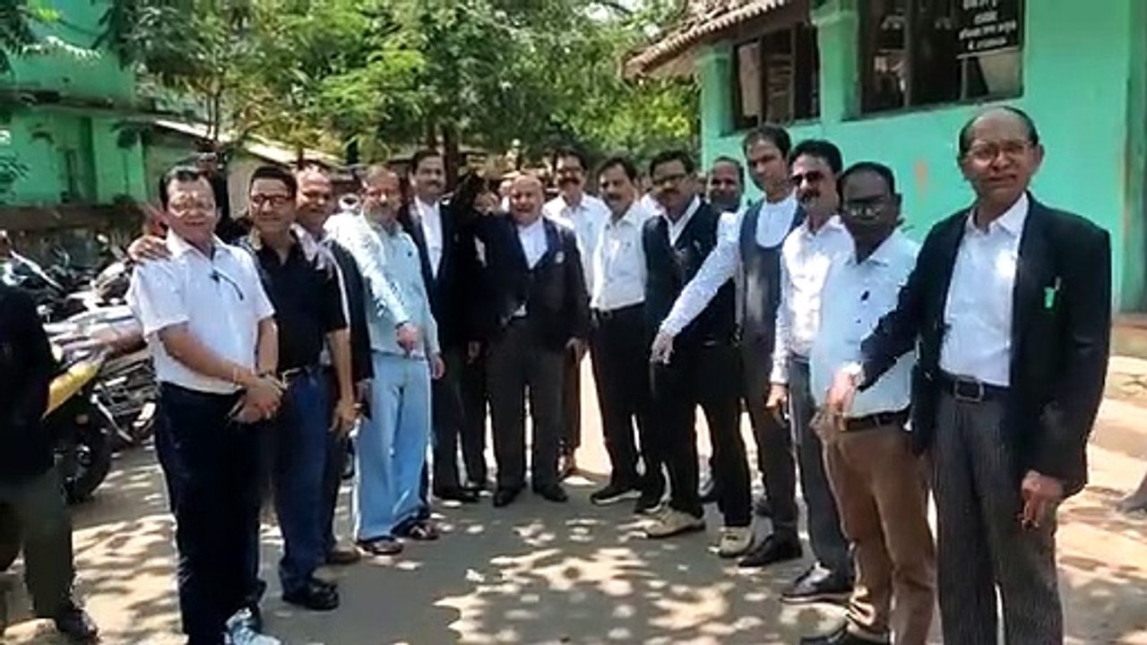 उच्च न्यायालय के आदेश के विरोध में अधिवक्ताओं न...