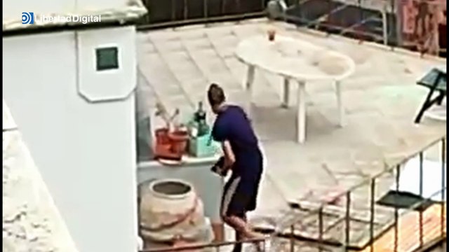 Okupas de Barcelona atacan a los vecinos con pistolas de balines y cohetes