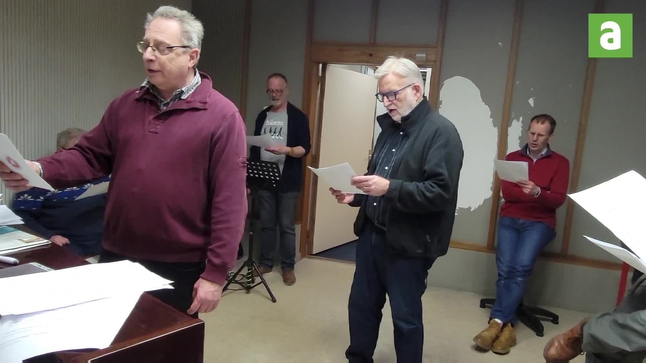 Les chansonniers de la Royale Compagnie du Cabaret wallon tournaisien répètent leurs Petits cabarets