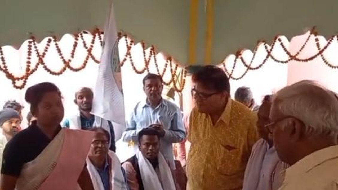বাঁকুড়াঃ রেশনের আটা খারাপ, স্বীকার স্থানীয় রেশন ডিলারের!