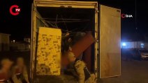 ‘Ev eşyası var’ denilen kamyonda 60 göçmen çıktı