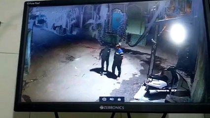बुधवार देर रात जूता व्यापारी के साथ लूट की घटना के सीसीटीवी फुटेज आए