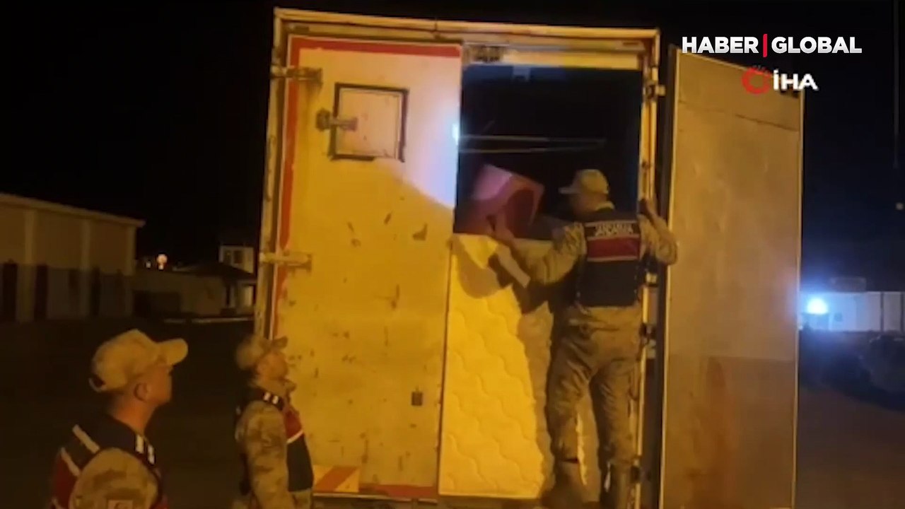 ‘Ev eşyası var’ denilen kamyonda 60 göçmen çıktı