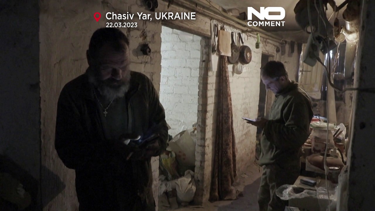 Eine Zigarette an der Front vor Bachmut in der Ukraine - unter Beschuss der Russen