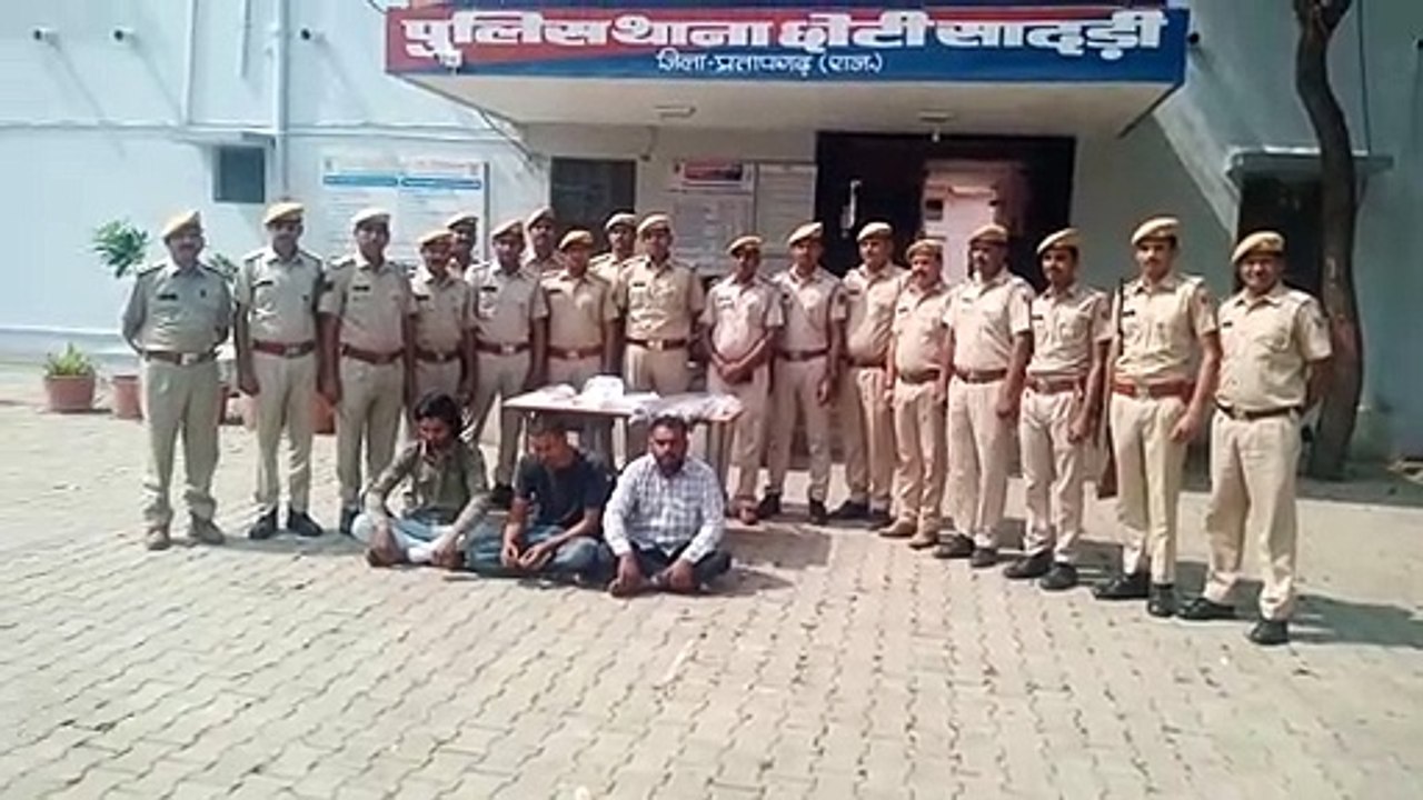 अवैध हथियारों का जखीरा बरामद, तीन आरोपियों को क...