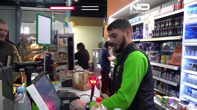 Des soldats ukrainiens font des selfies avec le président Zelensky