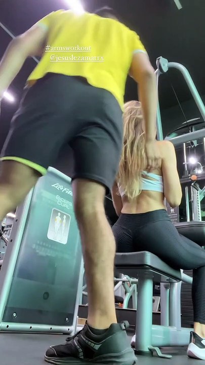 Milett Figueroa haciendo ejercicios en maquina