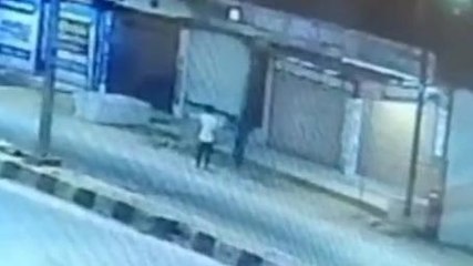 सीधी: किराना दुकान मैं चोरी करने की घटना सीसीटीवी कैमरे में हुई कैद