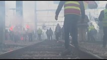 Manifestanti bloccano binari a Parigi contro la riforma pensioni