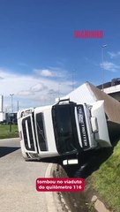 Carreta tombada e alagamentos complicam o trânsito em Itajaí