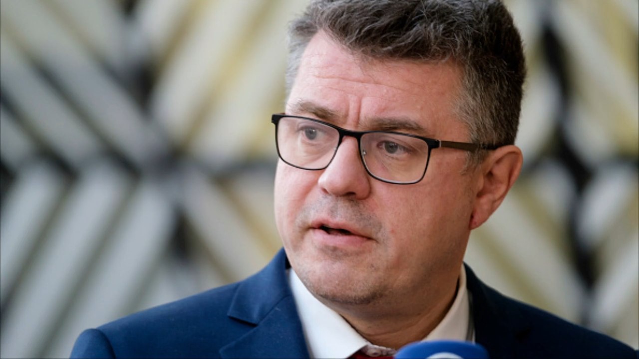 Estnisches Diplomatenauto fängt in Kiew Feuer