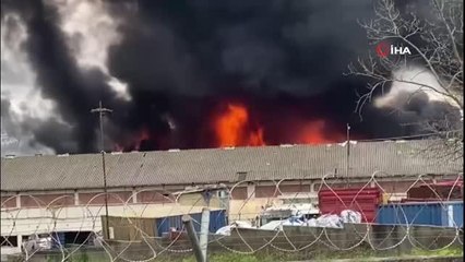 Temizlik malzemesi deposunda çıkan yangını söndürme çalışmaları sürüyor