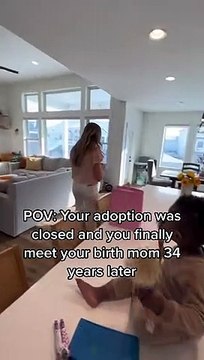 Após adoção fechada, mulher reencontra mãe biológica 34 anos depois